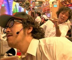 #33木村魚拓の窓際の向こうに�ﾏｺﾄ